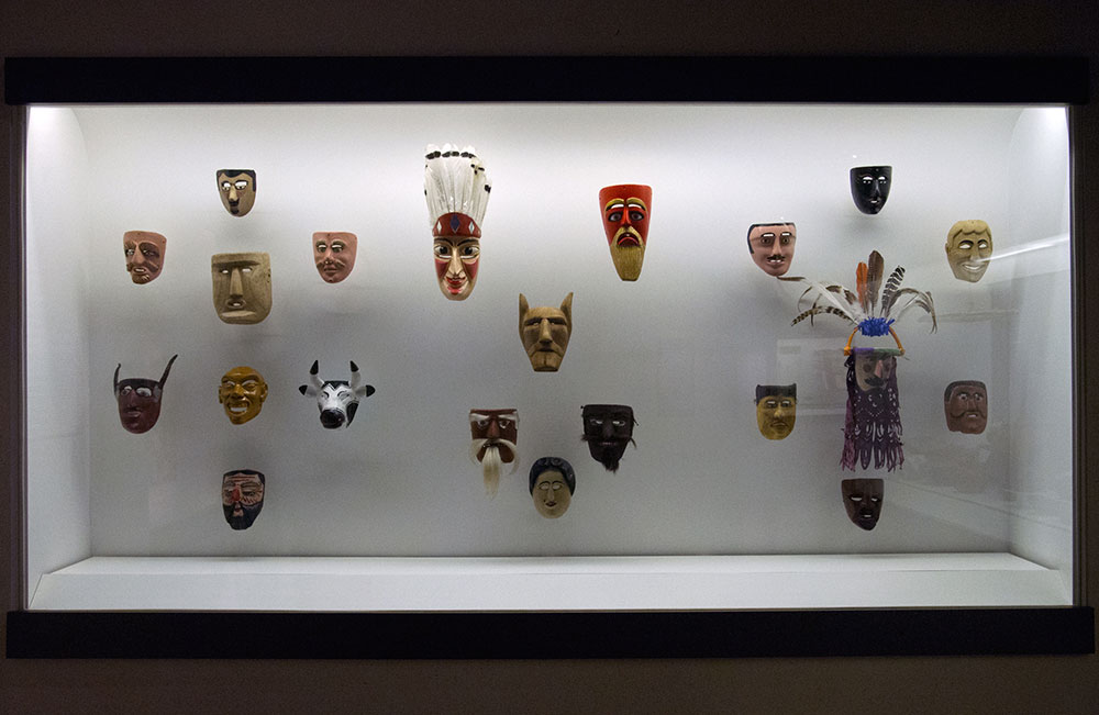Display-case-at-Museo-Nacional-de-Antropologia_1000px.jpg